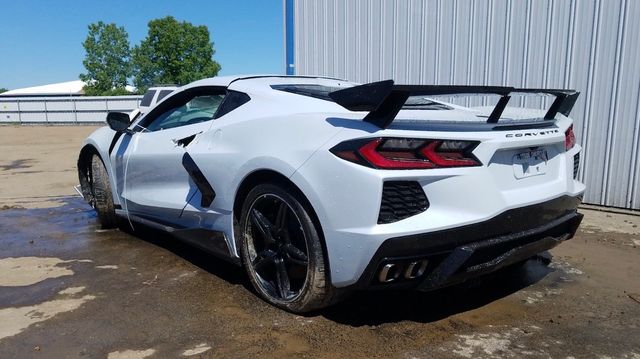 Цей розбитий Chevrolet Corvette оцінили вдвічі дорожче за новий - фото 409699