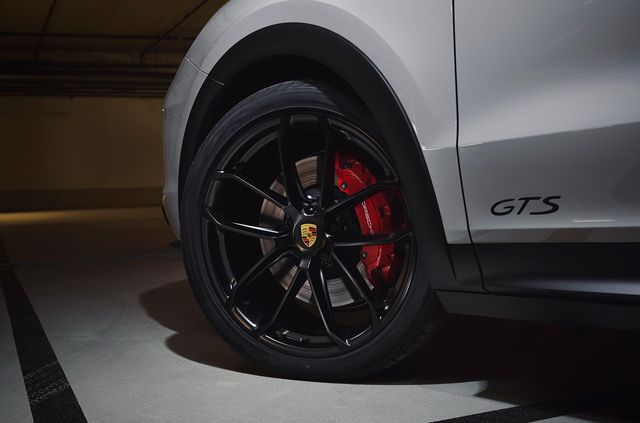 У нового Porsche Cayenne з'явилася спортивна версія GTS - фото 409839