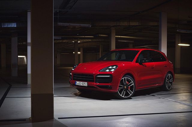 У нового Porsche Cayenne з'явилася спортивна версія GTS - фото 409842