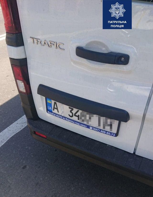 Водії заклеюють номери, щоб система автофіксації не розпізнала їх: чому це не допоможе - фото 409856