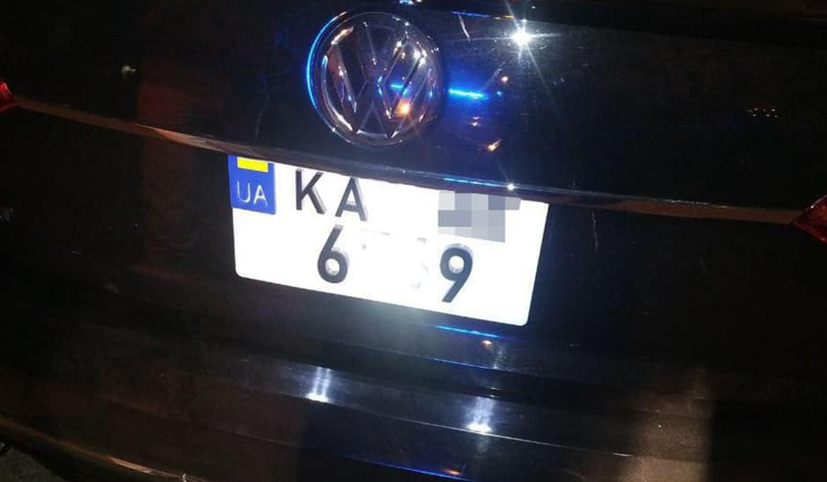 Водії заклеюють номери, щоб система автофіксації не розпізнала їх: чому це не допоможе