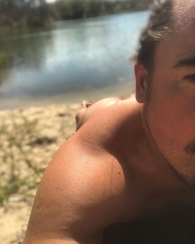 Фагот похизувався голими сідницями - фото 409984