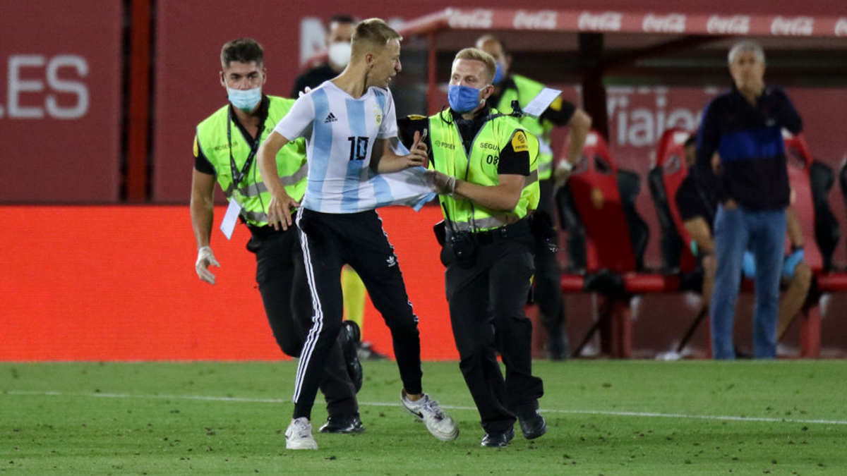 Під час матчу без глядачів на поле вибіг уболівальник: епічне відео