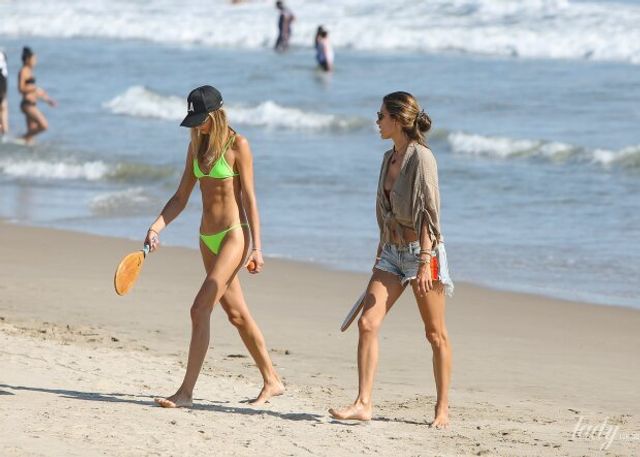 Ангел Victoria's Secret у мінішортах спокусила мережу - фото 410231