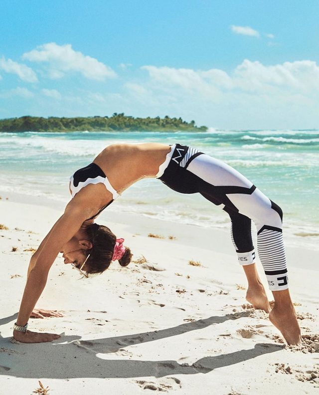 Сексуальна Алессандра Амброзіо показала нові фото в купальнику - фото 410575