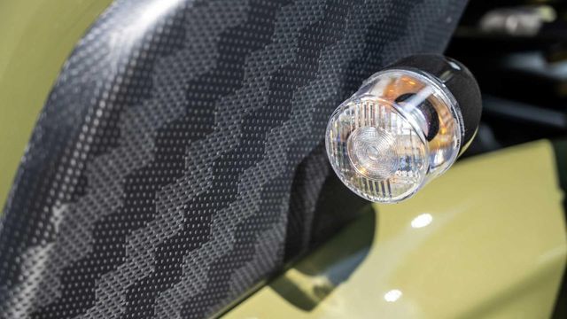 421 'конячка' під капотом: дивіться, як виглядає екстремальний родстер з карбону - фото 410719