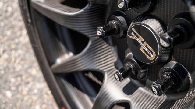 421 'конячка' під капотом: дивіться, як виглядає екстремальний родстер з карбону - фото 410720