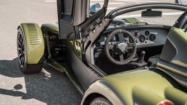 421 'конячка' під капотом: дивіться, як виглядає екстремальний родстер з карбону - фото 410722