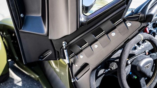 421 'конячка' під капотом: дивіться, як виглядає екстремальний родстер з карбону - фото 410725