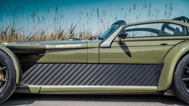421 'конячка' під капотом: дивіться, як виглядає екстремальний родстер з карбону - фото 410726