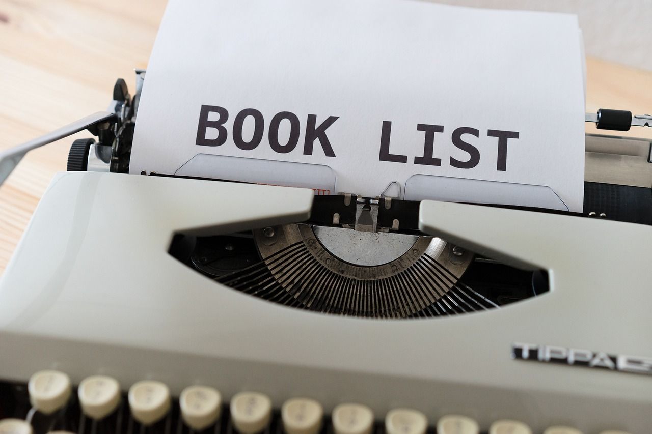 Чи варто панікувати? 5 нових книг про те, як не потонути в морі фейків