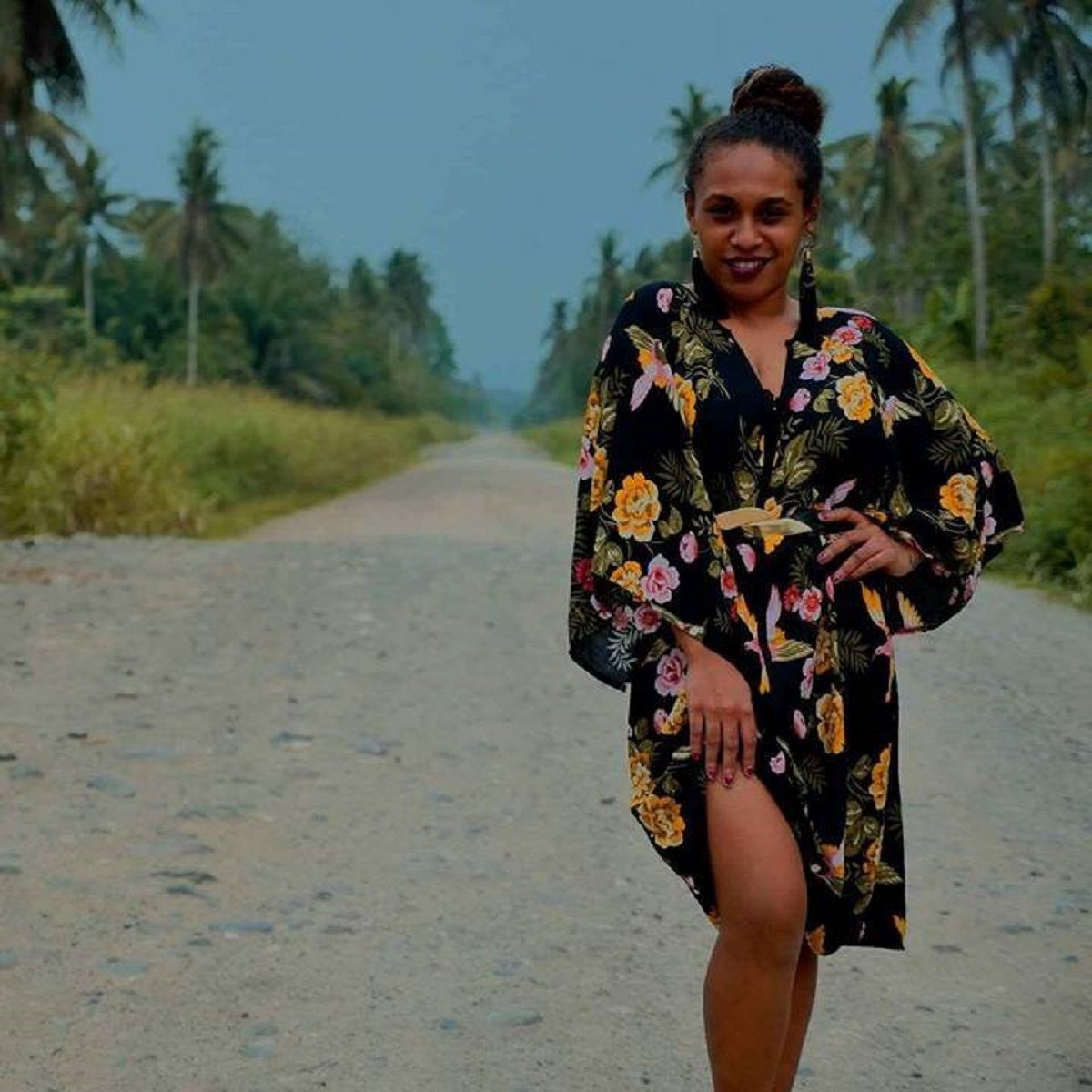 Дівчина показала волоссям, як спекотно на Соломонових островах (епічне відео)