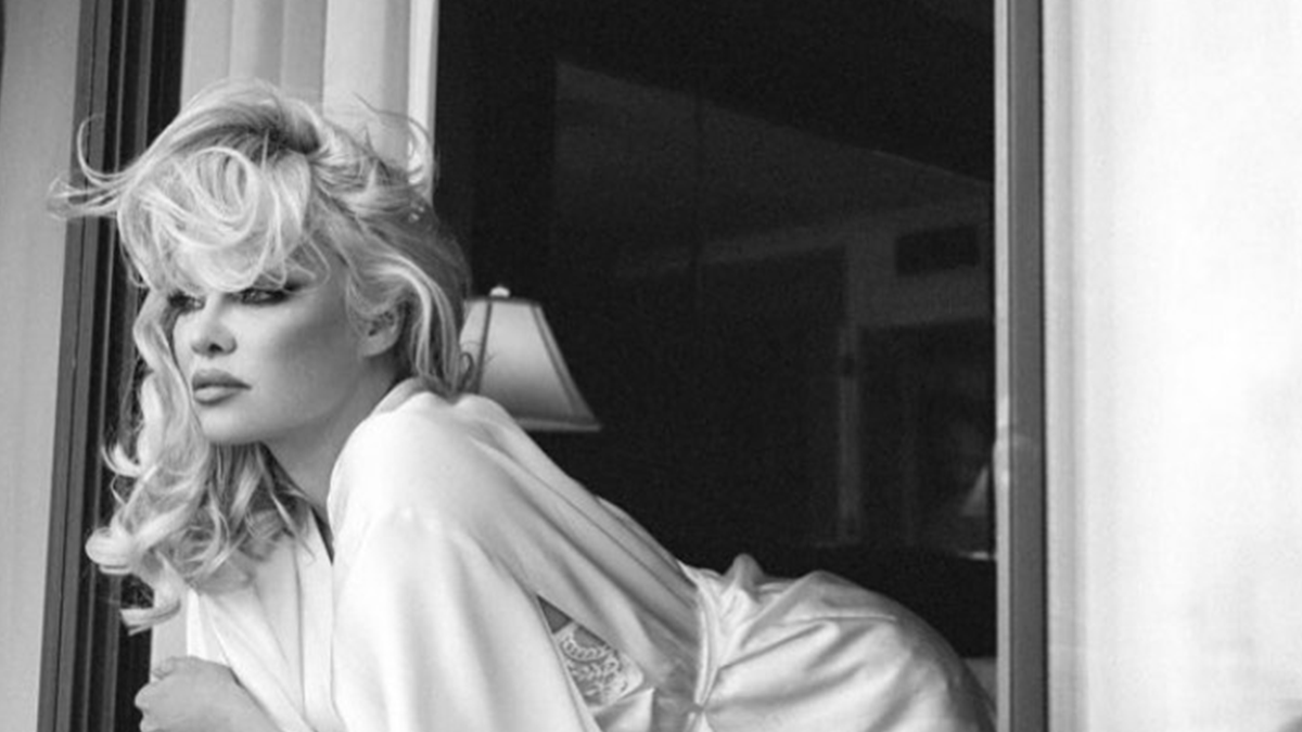 Памела Андерсон засвітила груди у новій пікантній фотосесії