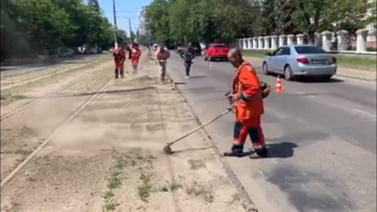 Мережу розсмішили одеські комунальники, які косили невидиму траву: курйозне відео - фото 1