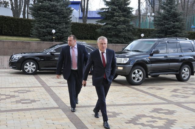 ТОП 10 нардепів з найбільшою кількістю автомобілів: які в них машини - фото 411141