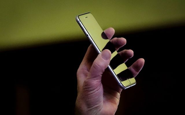 Як захистити смартфон від перегріву влітку - фото 411228