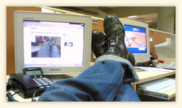 Чому дивитися смішні відео на роботі – правильно - фото 411242