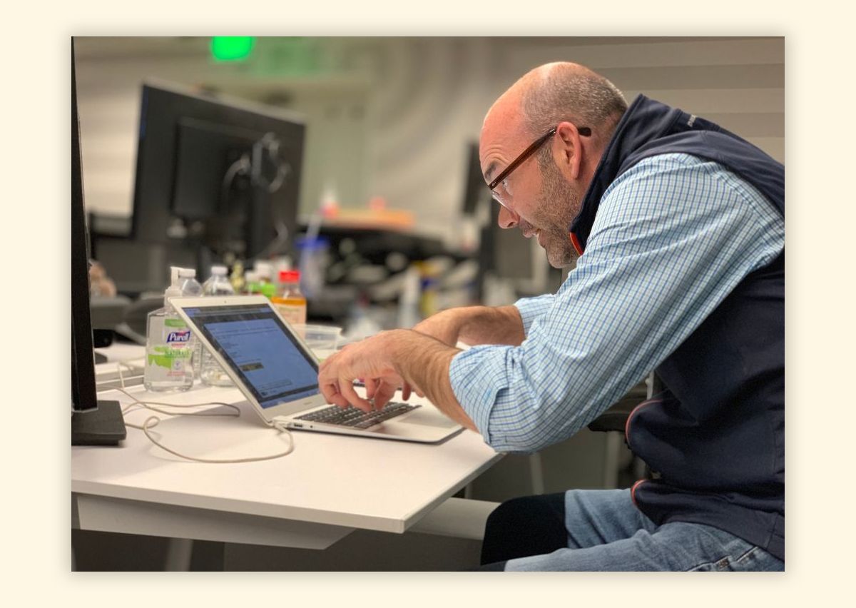 Чому дивитися смішні відео на роботі – правильно