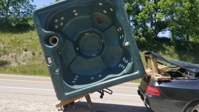 Джакузі перевозили на саморобній платформі - фото 411267