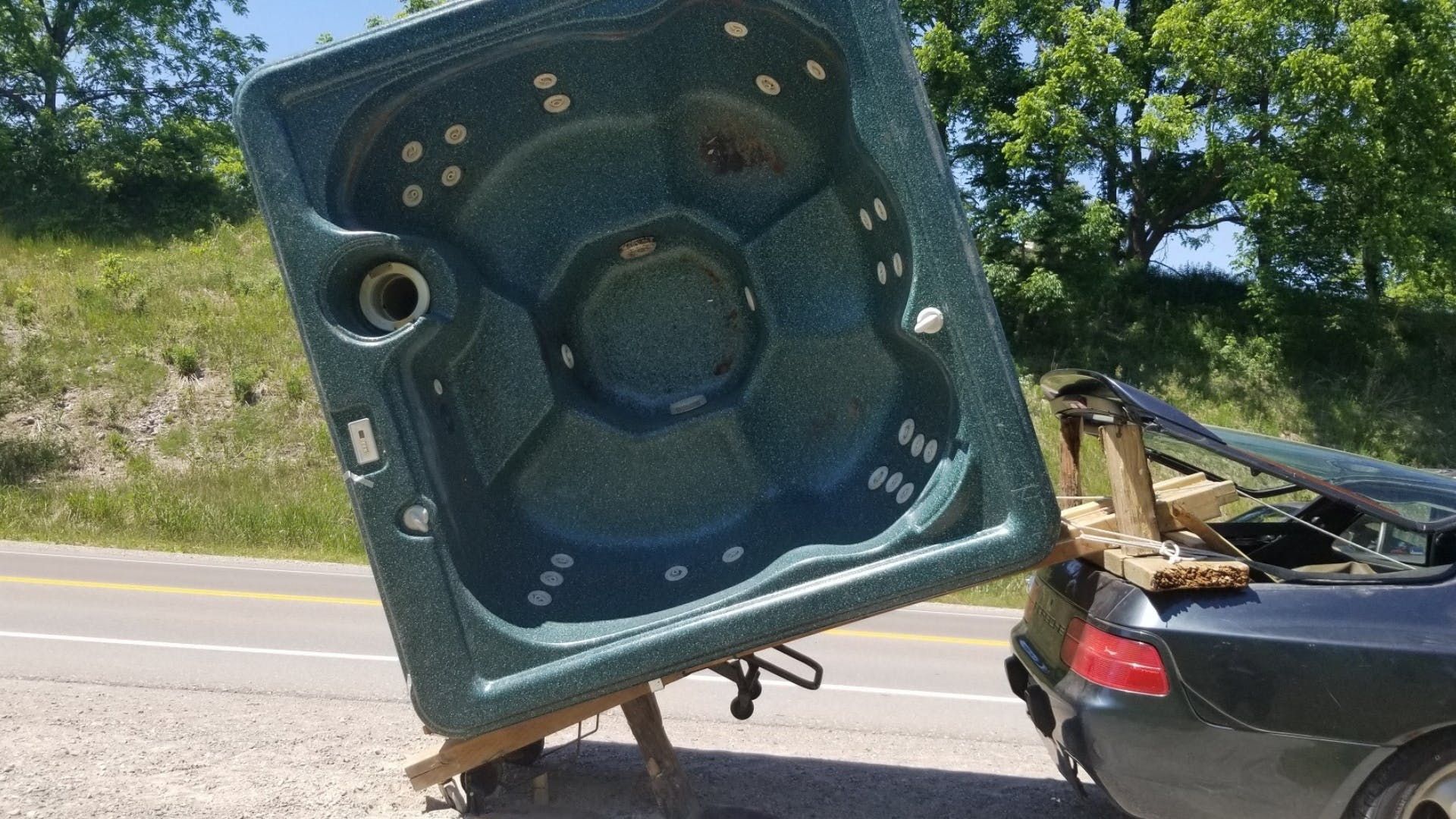 Чоловік намагався перевезти джакузі за допомогою Porsche, але щось пішло не так