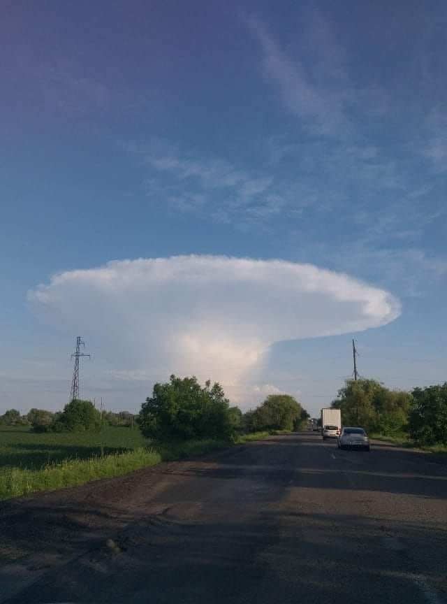 У небі над Києвом помітили хмару в формі атомного гриба - фото 411352