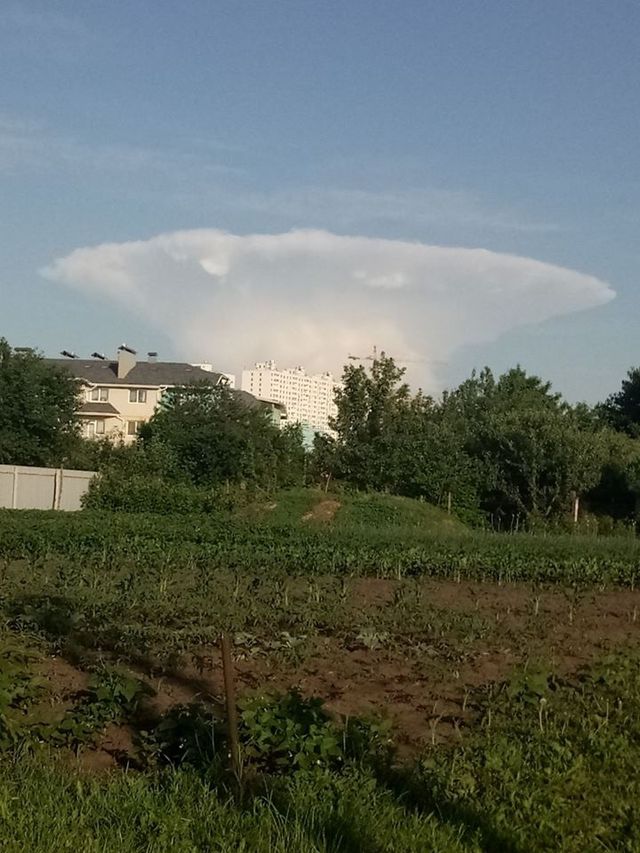 У небі над Києвом помітили хмару в формі атомного гриба - фото 411355