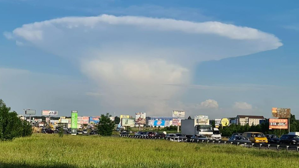 У небі над Києвом помітили хмару в формі атомного гриба - фото 1