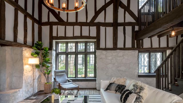 Аріана Гранде купила історичний каліфорнійський будинок телеведучої Еллен Дедженерес - фото 411369