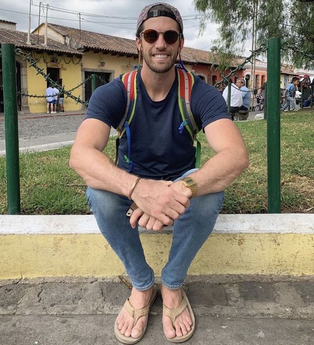 Як і з чим носити сонцезахисні окуляри чоловікам: 10 модних ідей у фото - фото 411398