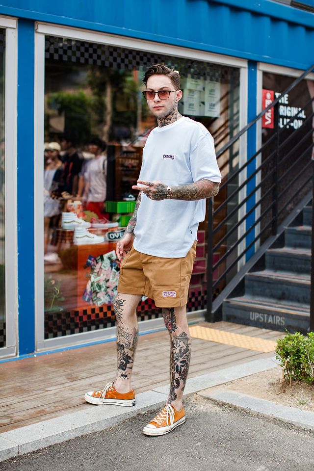 Як і з чим носити сонцезахисні окуляри чоловікам: 10 модних ідей у фото - фото 411400