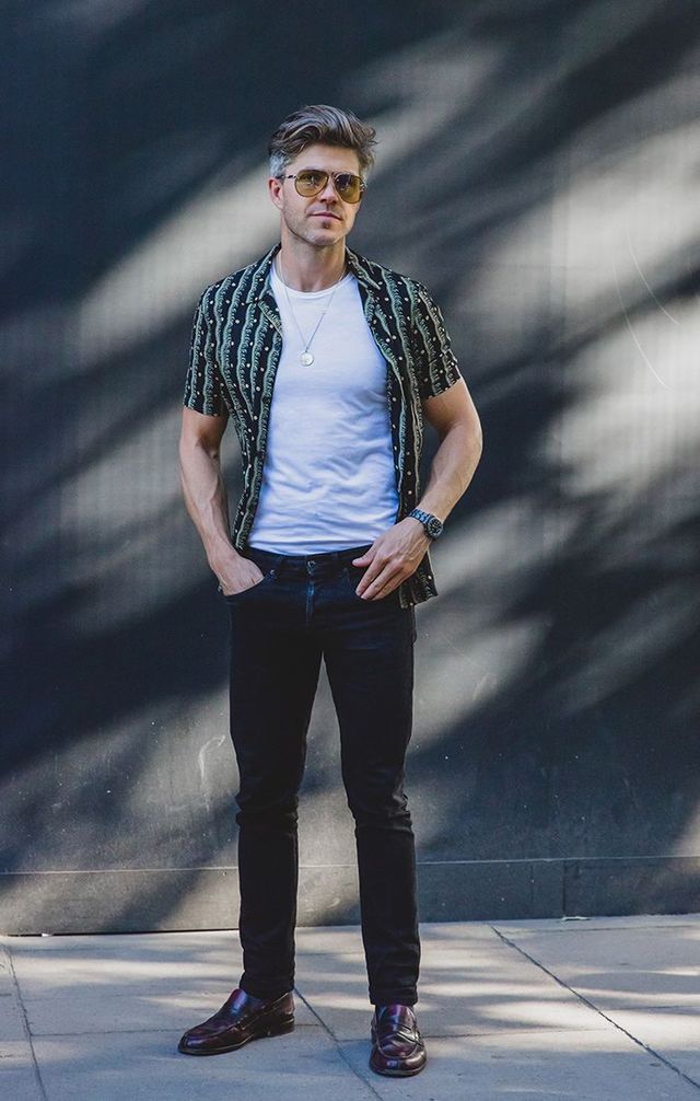 Як і з чим носити сонцезахисні окуляри чоловікам: 10 модних ідей у фото - фото 411401