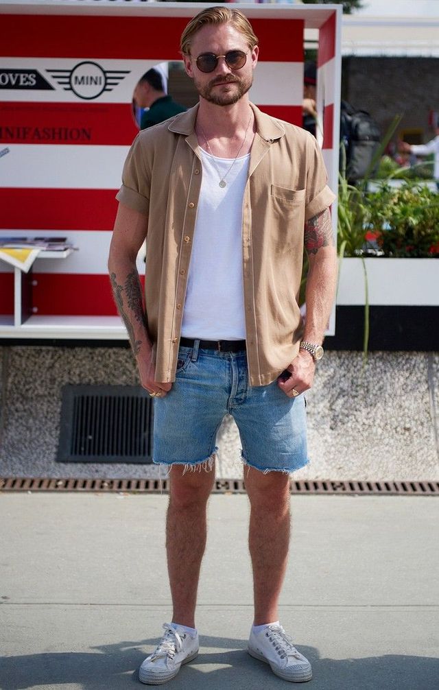 Як і з чим носити сонцезахисні окуляри чоловікам: 10 модних ідей у фото - фото 411403