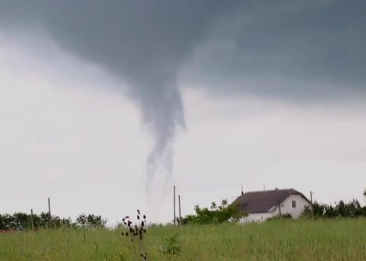 На Прикарпатті пронісся потужний смерч: відео незвичайного явища