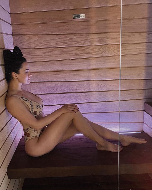 Даша Астаф'єва розбурхала мережу пікантними фото у прозорому купальнику - фото 411458