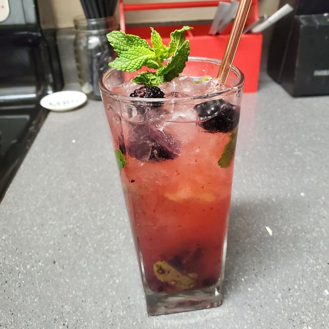 Як дозрівають улюблені літні ягоди: життєвий цикл полуниці та ожини у фото - фото 411469