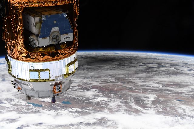 У NASA показали, як виглядає сонячне затемнення з космосу: вражаючі кадри - фото 411511