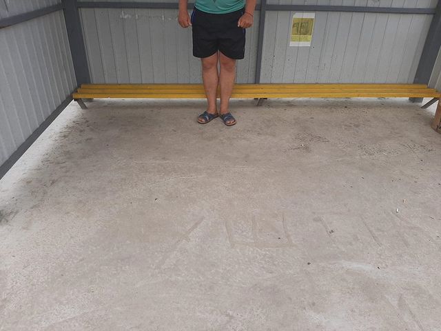 Зупинки для гігантів та людей з карликовістю розсмішили мережу: фотофакт - фото 411691