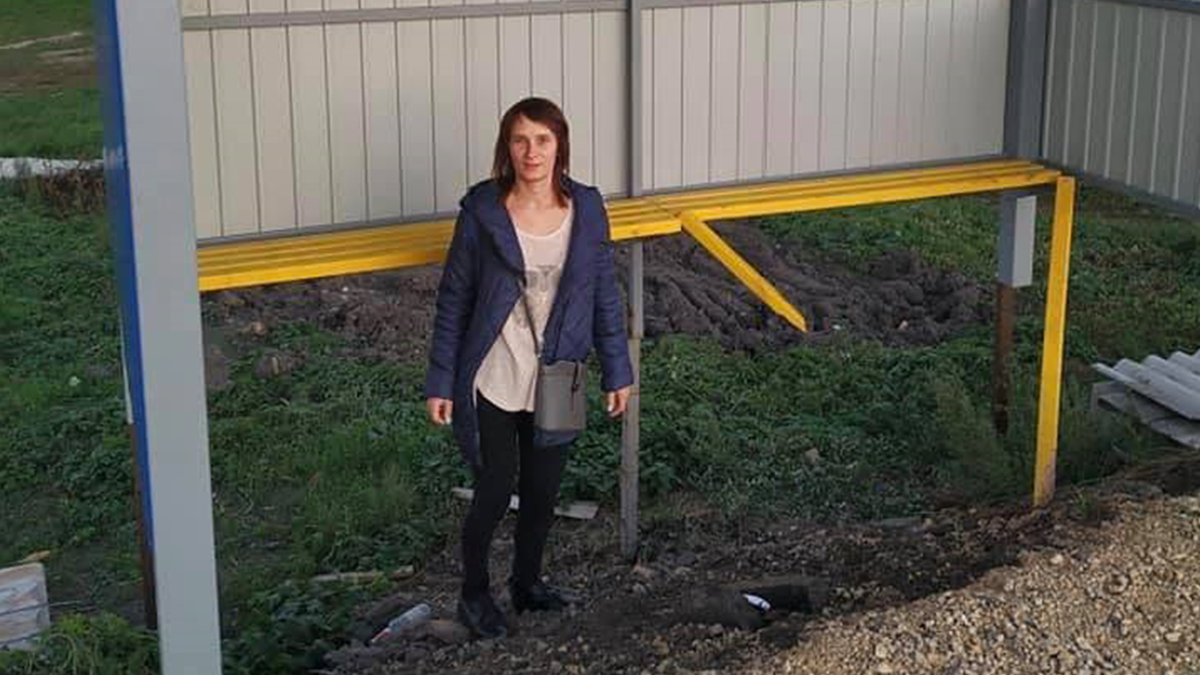 Зупинки для гігантів та людей з карликовістю розсмішили мережу: фотофакт - фото 1