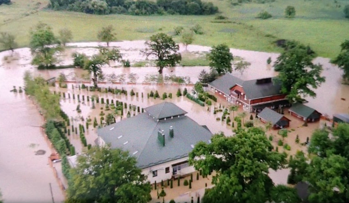 Червоний рівень небезпеки у Карпатах: відео руйнівної сили річок, які виходять із берегів