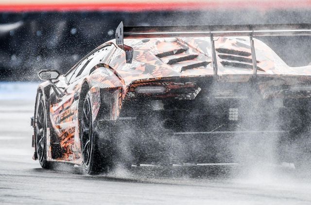 У мережі показали, як Lamborghini тестує гіперкар V12, призначений для гонок - фото 411913