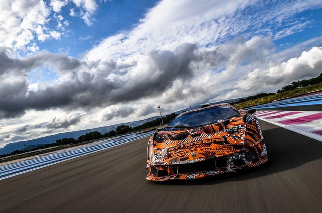 У мережі показали, як Lamborghini тестує гіперкар V12, призначений для гонок - фото 411915