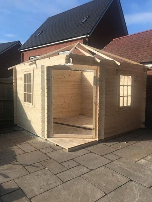 Британська сім'я на карантині побудувала у дворі паб - фото 411924