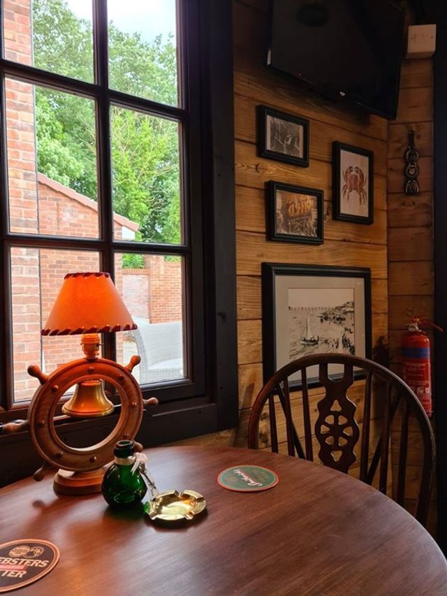 Британська сім'я на карантині побудувала у дворі паб - фото 411925