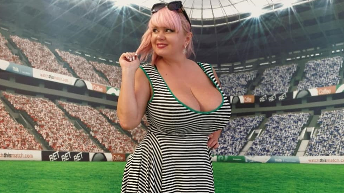 Українська модель з рекордним розміром грудей станцювала в пікантному вбранні: відео