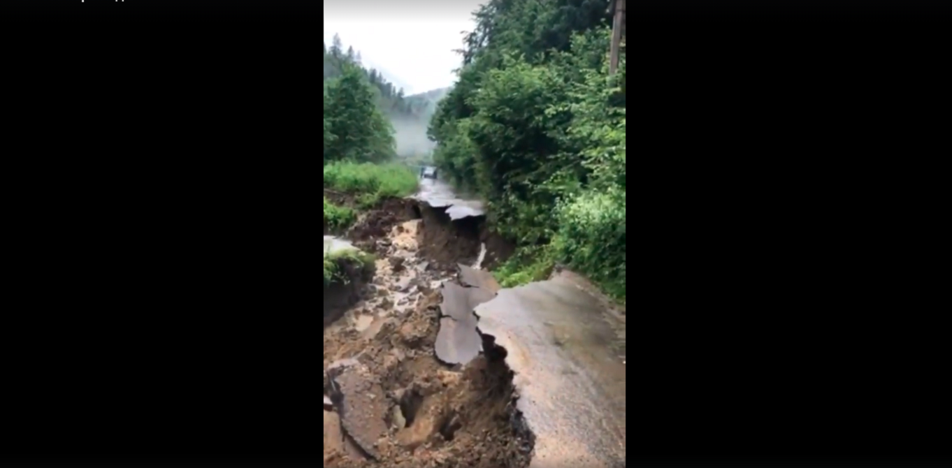 Дорога розверзлася просто під ногами: шокуюче відео з Прикарпаття