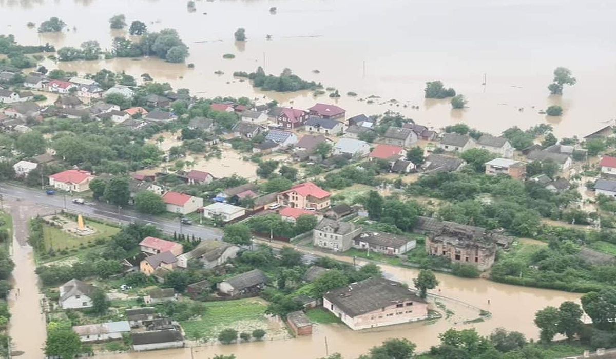 Відео дня: затоплене місто Галич на Прикарпатті з висоти польоту