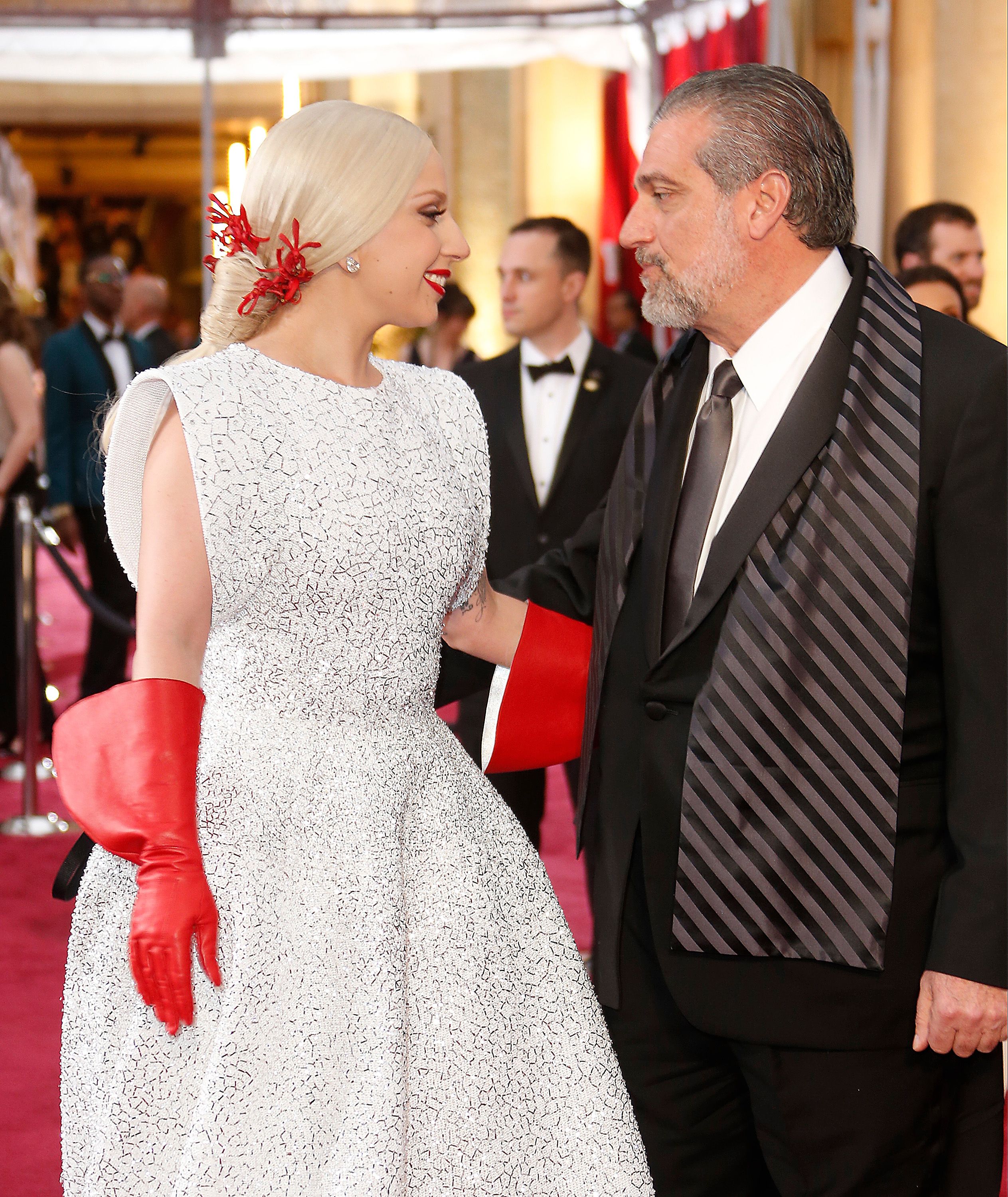 Леді Гага зробила незвичайний подарунок для тата - фото 1