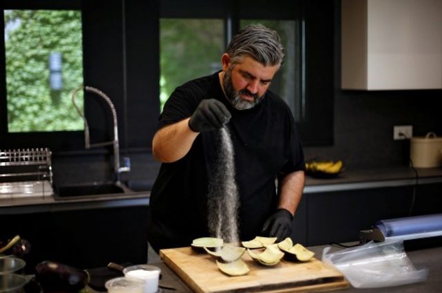 Це геніально: шеф-кухар створив захисну маску з баклажанів - фото 412074