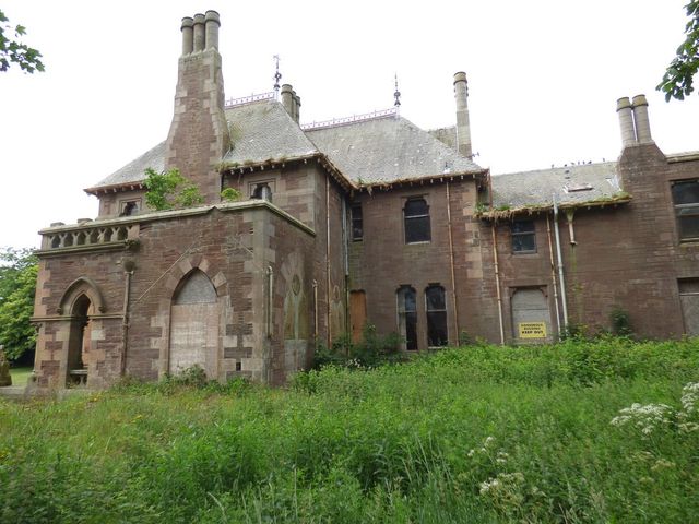 У Шотландії продають шикарний величезний замок за 1 євро - фото 412209