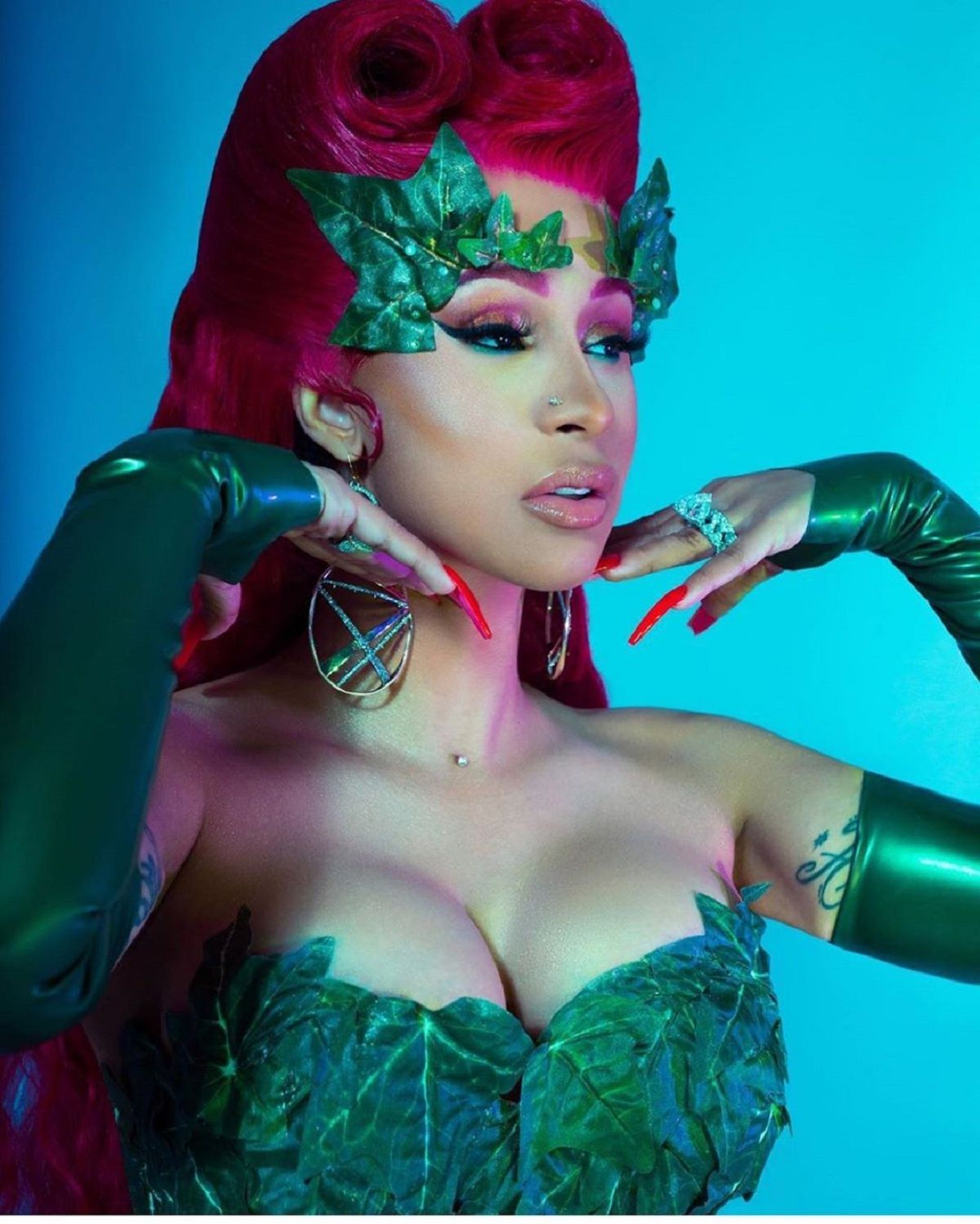 Cardi B в образі сексуальної школярки зняла відео хейтерам